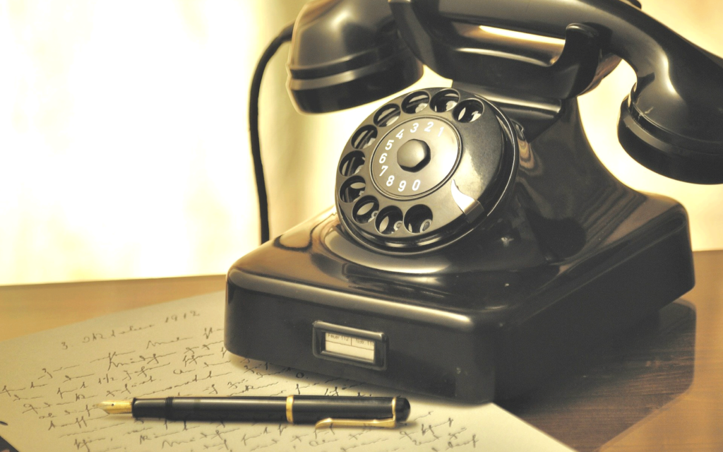 Ein altes Telefon als Symbol für die neuen Telefonnummern des Bruns Bürocentrums.